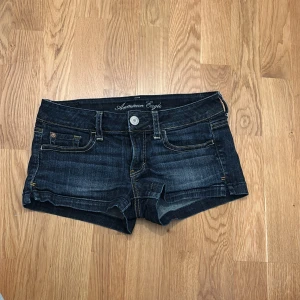Lågmidjade jeansshorts - Så snygga! Bra skick. Storlek 2 american eagle vilket motsvarar XS eller 25,5.