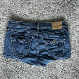 True religion shorts  - True religon jeans shorts. Storlek 28 men funkar med mindre storlek då de är stretchiga. En knapp saknas på ena backfickan