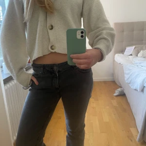 urtvättade svarta jeans  - säljer nu mina mörkgrå/urtvättade svarta jeans från junkyard! endast använd en gång! nypris 600🥰