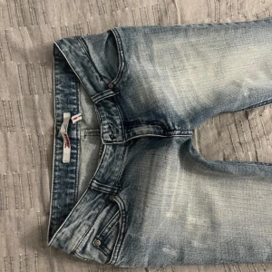 Lågmidjade jeans - Lågmidjade jeans ifrån ONLY. Storlek 38/32 passar xs. Passar tyvärr inte mig så har inga bilder på. Saknar en knapp men skickar med en som man kan sy fast.