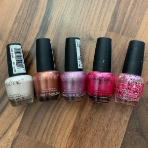 5 nagellack  - säljer alla 5 tillsammans för 15kr de är inte i det bästa skicket och de är använda