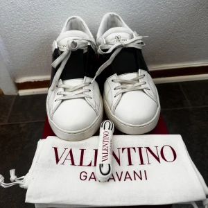 Valentino Garavani sneakers - Storlek: 41 EU Skick: 8,5/10 Ingår: Originalbox, dustbag, nya skosnören och kvitto