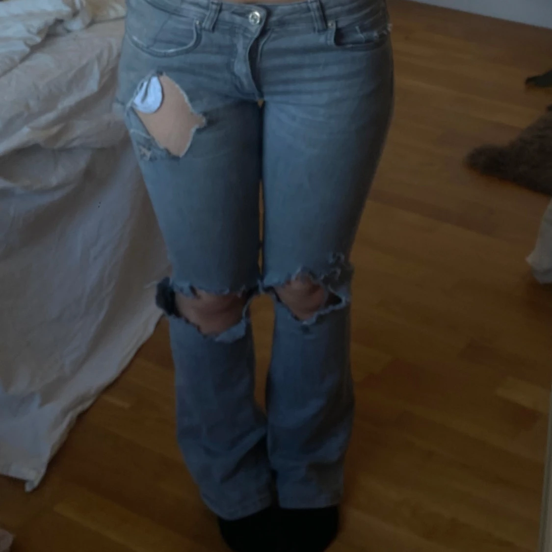 Grå lowwaisted jeans med slitningar - 1
