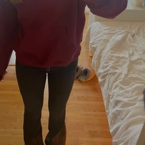 Mörkgråa lågmidjade jeans från bikbok - Svarta/mörkgråa jeans från bikbok med låg midja, använda några gånger men i fint skick! Säljer pga att de är lite små.                                                            Storlek: W:Xs Längd: 34, Ordinarie pris 700kr