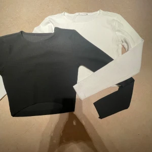 Svart och vit ribbad topp - Två långärmade ribbade toppar i svart och vit. Perfekta för lager-på-lager eller att bära som de är. Enkel och stilren design som passar till det mesta.❤️