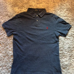 Ralph Lauren piké - Säljer denna riktigt snygga Ralph lauren pikén som är perfekt nu till våren/sommaren. Den är i väldigt fint skick och är i storlek L men jag tycker att den passar mer M. Säljer även en annan Ralph Lauren piké så kan fixa ett bra paketpris vid köp av båda! Skriv gärna över frågor och funderingar.