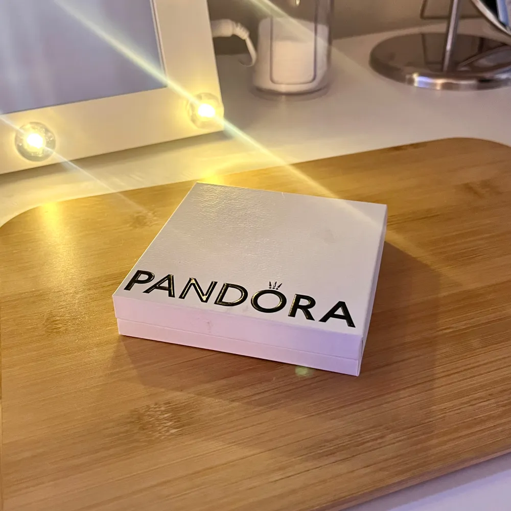 Säljer min Pandora ring som är köpt för 899kr, använd fåtal gånger då den blivit för stor för mig. . Muu.