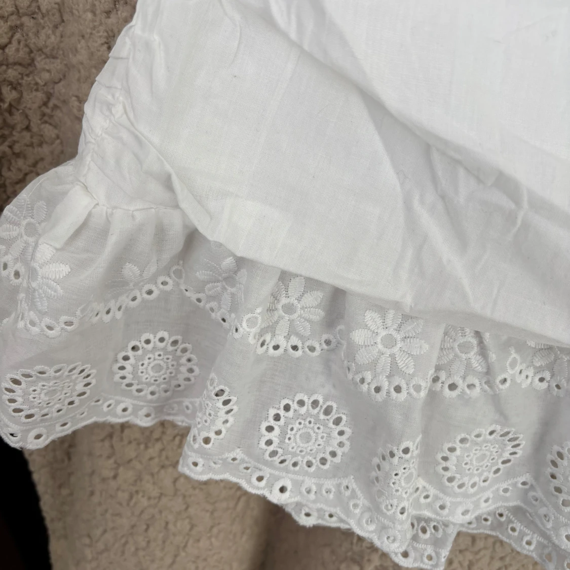 Vit kjol med broderade detaljer - 2