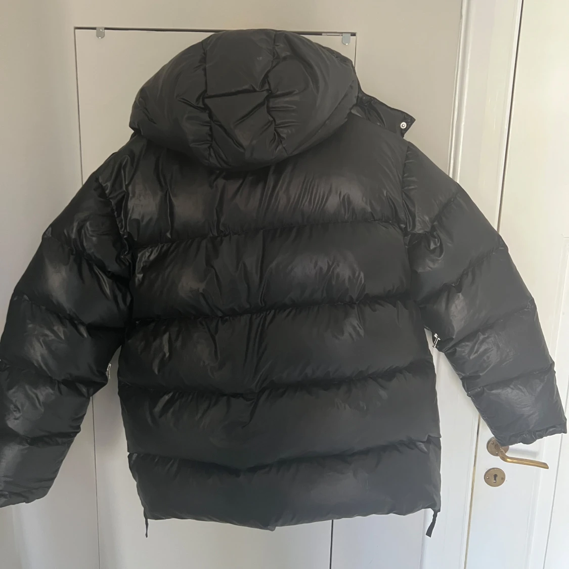 Svart pufferjacka från Axel Arigato - 1