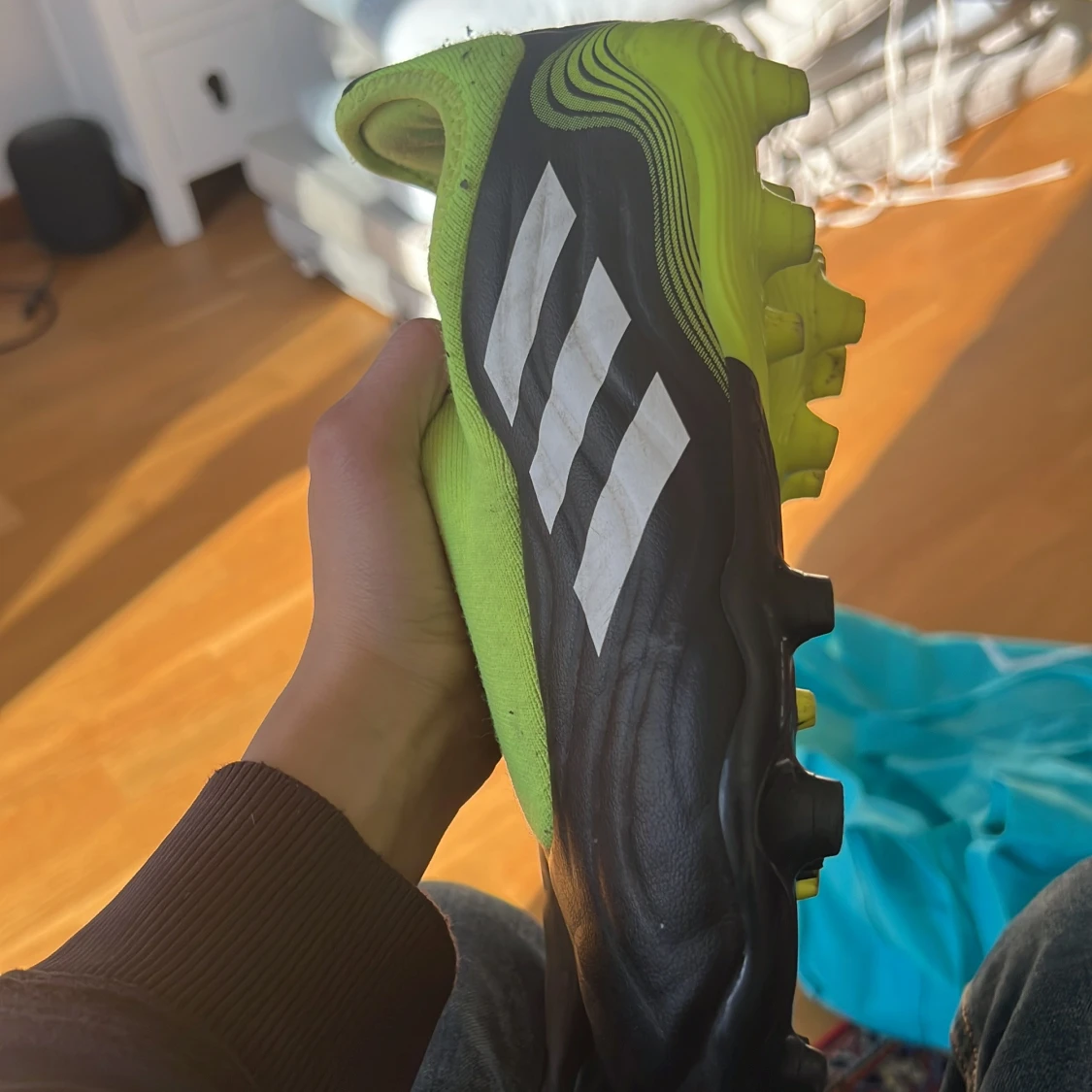 Svart gröna fotbollsskor från Adidas