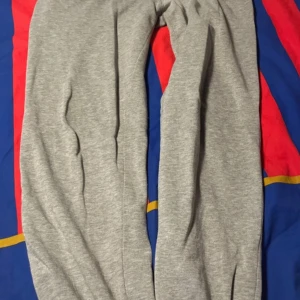 Grå mjukisbyxor - Säljer ett par bekväma grå mjukisbyxor. Perfekta för en avslappnad dag hemma eller en snabb tur till affären. De har en enkel design utan extra detaljer.