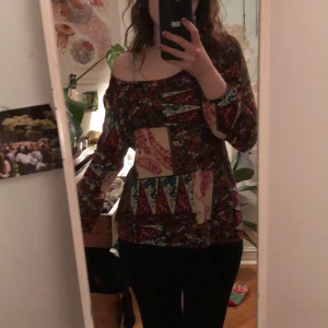 Mönstrad topp från Lindex - Säljer en färgglad klänning från Lindex med ett unikt patchwork-mönster i olika färger. Klänningen har en offshoulder-design och trekvartsärmar. Perfekt för dig som vill sticka ut med en bohemisk stil. 🌸