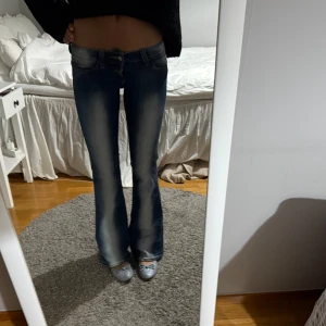 Blå  lowwaist bootcut jeans - Snygga blå bootcut jeans med en klassisk femficksdesign. Jeansen har en cool tvättad look. De är från weekday, deras ”cheap monday” i strl 26/32. Jag är ca 1,70cm🩷 