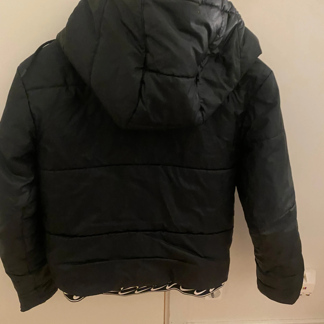 Svart dunjacka från Nike - 1