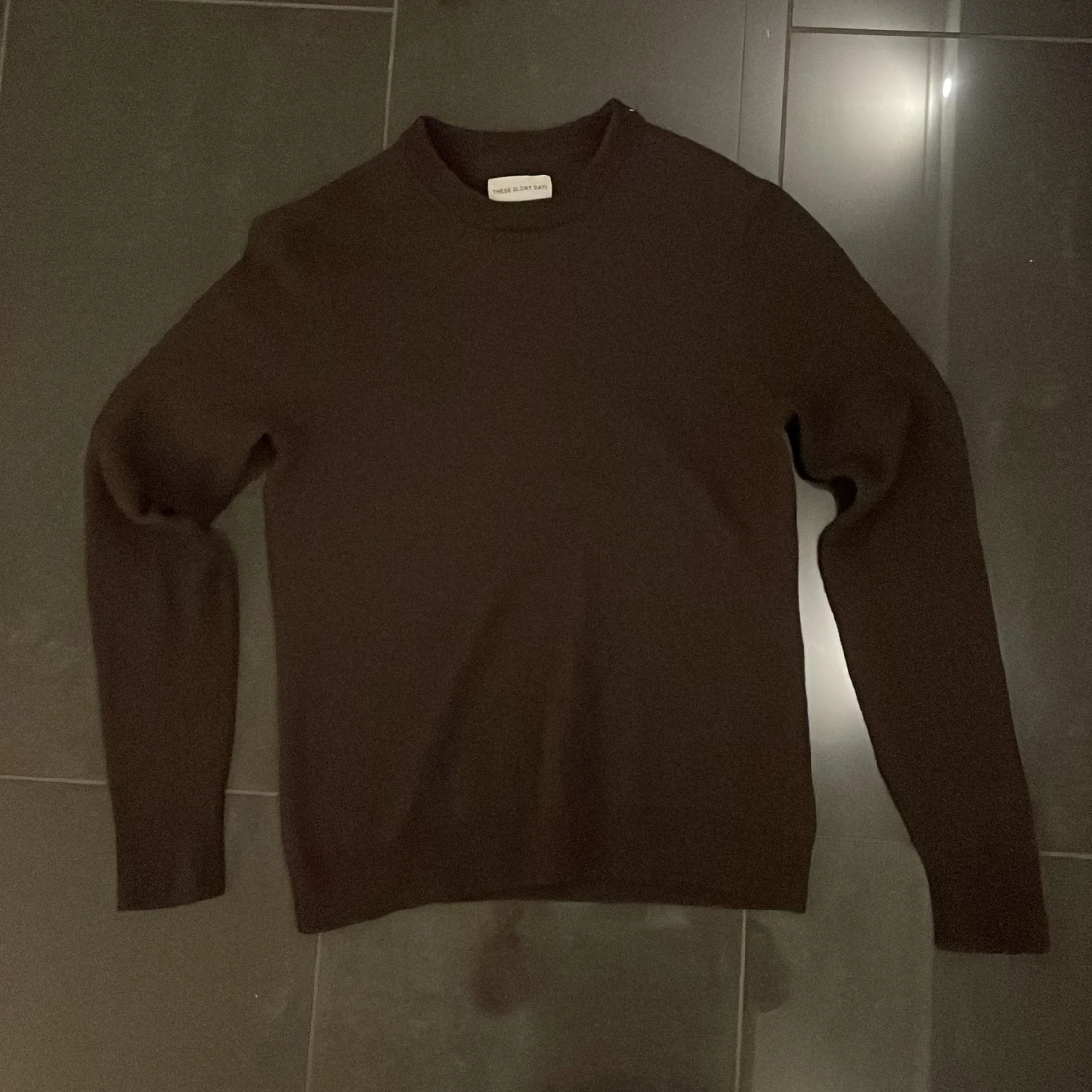 Brun merinoulltröja från These Glory Days