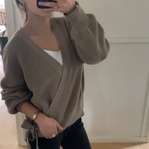 Beige ribbad omlottkofta -  beige ribbad omlottkofta med knytband i midjan, stl XS passar till o me S 