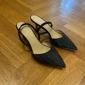 Svarta klackskor från Graceland - Svarta klackskor från Graceland med spetsig tå. Skorna har en flätad textur, aldrig använda 💕