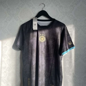 Messi GOAT tröja - Messi GOAT tröja. Storlek M. Topp kvalite med prislapp kvar.