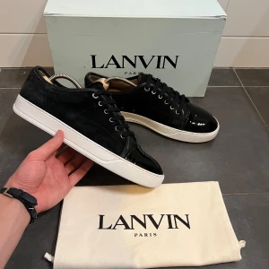 Lanvin Cap Toe - Tja! Säljer nu dessa SJUKT feta lanvins!🙌 Skicket är 9,5/10 dunder skick! Storlek UK 9 vilket motsvarar 43 men passar större, skulle säga upp mot 44. Färg Svart! Box och dustbag medföljer!🤩 Om du har några frågor eller funderingar är det bara att höra av dig🙌