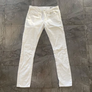 Dondup jeans - Tjena! Säljer nu dessa riktigt feta dondup jeans i färgen vit🙌Jeansen är unika eftersom dem har vita knappar och D:et är även vitt🙌 Storleken är 31 och modellen är George! 