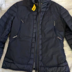 Para jumper storlek s - Parajumper jacka den är i mycket fint skick det fins ett litet hål i nacken men det syns inte den är väldigt mörk blå och perfekt till våren