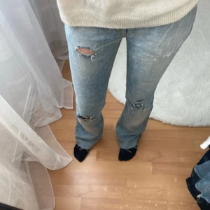 Ljusblå jeans!! - Suuuper snygga slitna lowwaist jeans men som tyvärr inte passar mig. Bilderna är från förra ägaren!! Står storlek 25, skulle säga att dom är xxs🤩💘