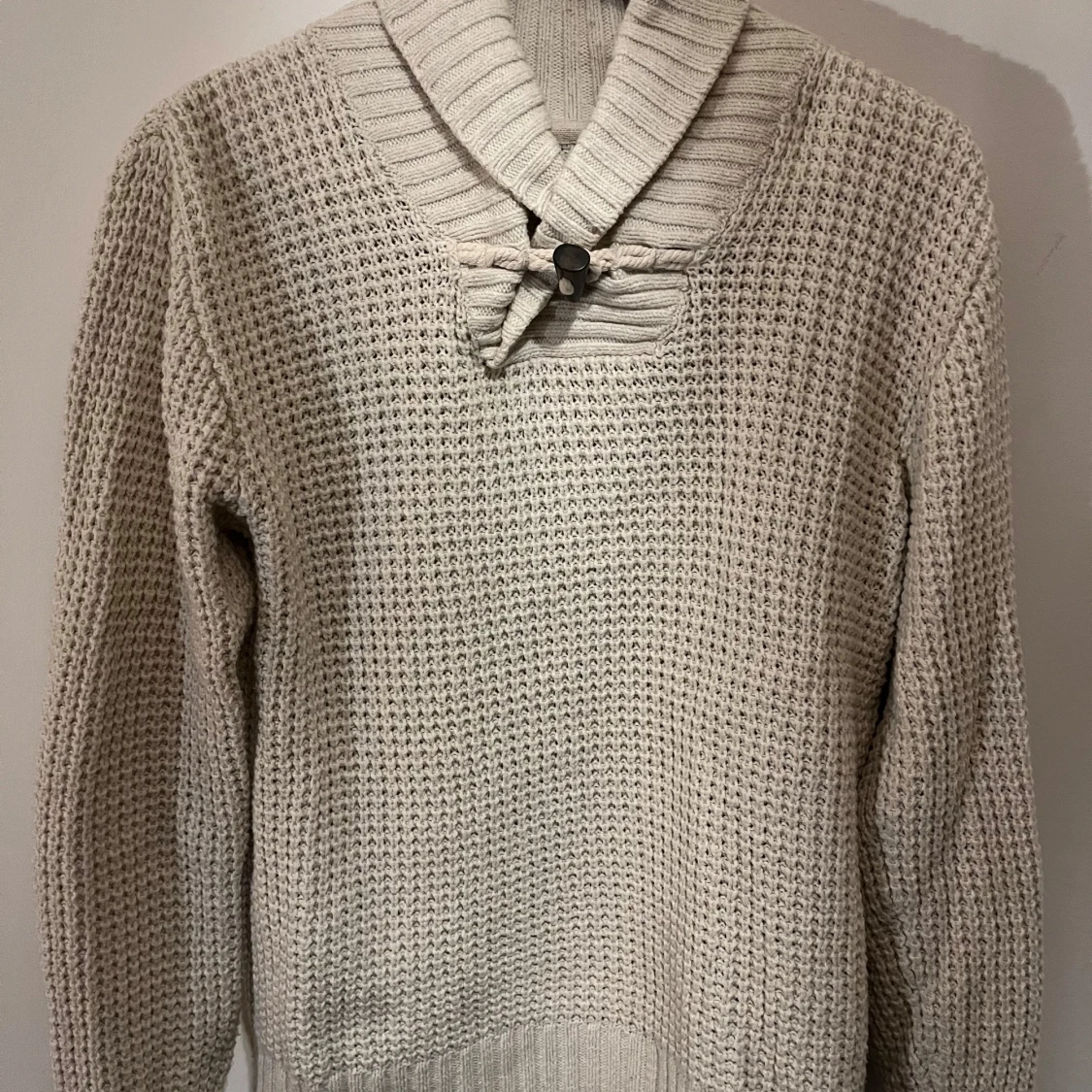 Beige stickad tröja med krage