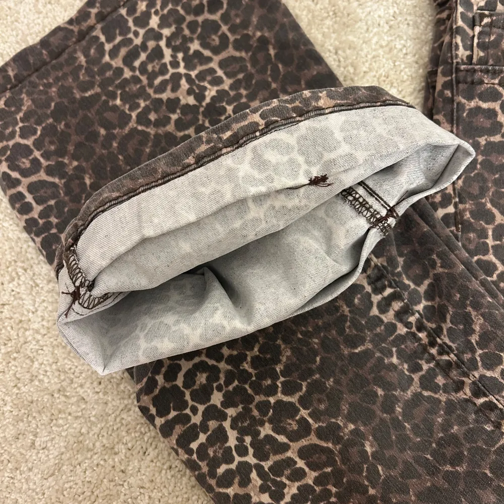 Snygga leopardmönstrade byxor från Nelly. Byxorna har en bootcut-stil och är perfekta för alla tillfällen. Dom är uppsydda och passar just nu någon som är ca 160, men dom går att sprätta upp igen till orginallängd (se sista bilden). Dom är använda max 3 gånger så dom är som nya❤️. Farkut & Housut.