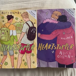 Heartstopper engelsk Volym 3 och 4 av Alice Oseman - Säljer två volymer av den populära serien Heartstopper av Alice Oseman. Volym 3 och 4. Perfekt för fans av grafiska romaner och kärlekshistorier. Inkluderar extra material.
