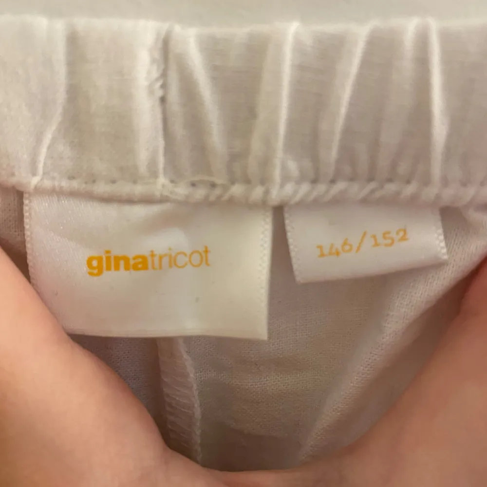 Säljer ett par vita linnebyxor från Gina Tricot. Lite skrynkliga då de bara legat i min garderob och bara blivit använda ett fåtal gånger,inga defekter. (Det skrynkliga försvinner under tvätt) Har storlek 146/152 i byxor annars men dessa passar för lite längre tjejer runt 155-160cm skulle jag gissa.. Farkut & Housut.