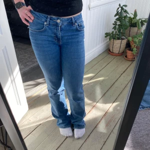 Blå bootcut jeans från 157 - Säljer ett par klassiska blå bootcut jeans från 157. Perfekta för en avslappnad stil. Använda flera gånger men fortfarande i bra skick