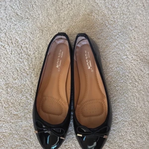 Svarta ballerinaskor med rosett - Snygga svarta ballerinaskor! Säljer på grund av att de inte passade mig i storleken! Aldrig använda. Perfekta nu inför vår och sommar 💐