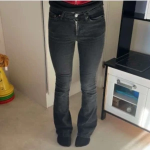 Svarta bootcut jeans från Perfect Jeans - Snygga svarta bootcut jeans från Perfect Jeans. De har en klassisk femficksdesign och en knappgylf. Perfekta för en stilren look. De är lowwaist. Jag är 159 och de sitter väldigt bra på mig, säljer pågrund av att jag behöver rensa ur min garderob. Inget fel på byxorna, lite slitna där nere på grund av att de va för långa innan, men förutom det inga fel på byxorna