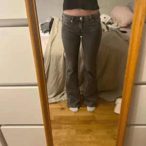 Grå bootcut jeans från H&M - Säljer ett par grå bootcutjeans som är lågmidjade från H&M.