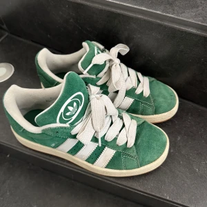 Gröna Adidas sneakers - Snygga gröna Adidas campus  i mocka med vita detaljer och snörning. Väldigt bra skick 