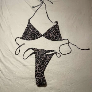 Leopardmönstrad bikini - Snygg leopardmönstrad bikini med knytband. perfekt nu till sommaren och är i nyskick, pris kan diskuteras.