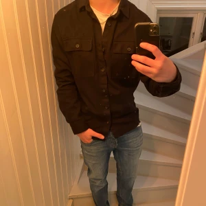 Jack & Jones Overshirt - Stilren overshirt från Jack and Jones som ger en stilren look. Säljes för endast 250kr just nu!