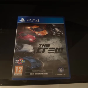 The Crew till PS4 - Säljer spelet 'The Crew' för PS4. Det är ett actionfyllt racingspel där du kan utforska en öppen värld och tävla mot andra spelare online. Perfekt för dig som älskar bilar och äventyr! Skivan och fodralet är i gott skick. Pris kan diskuteras:)