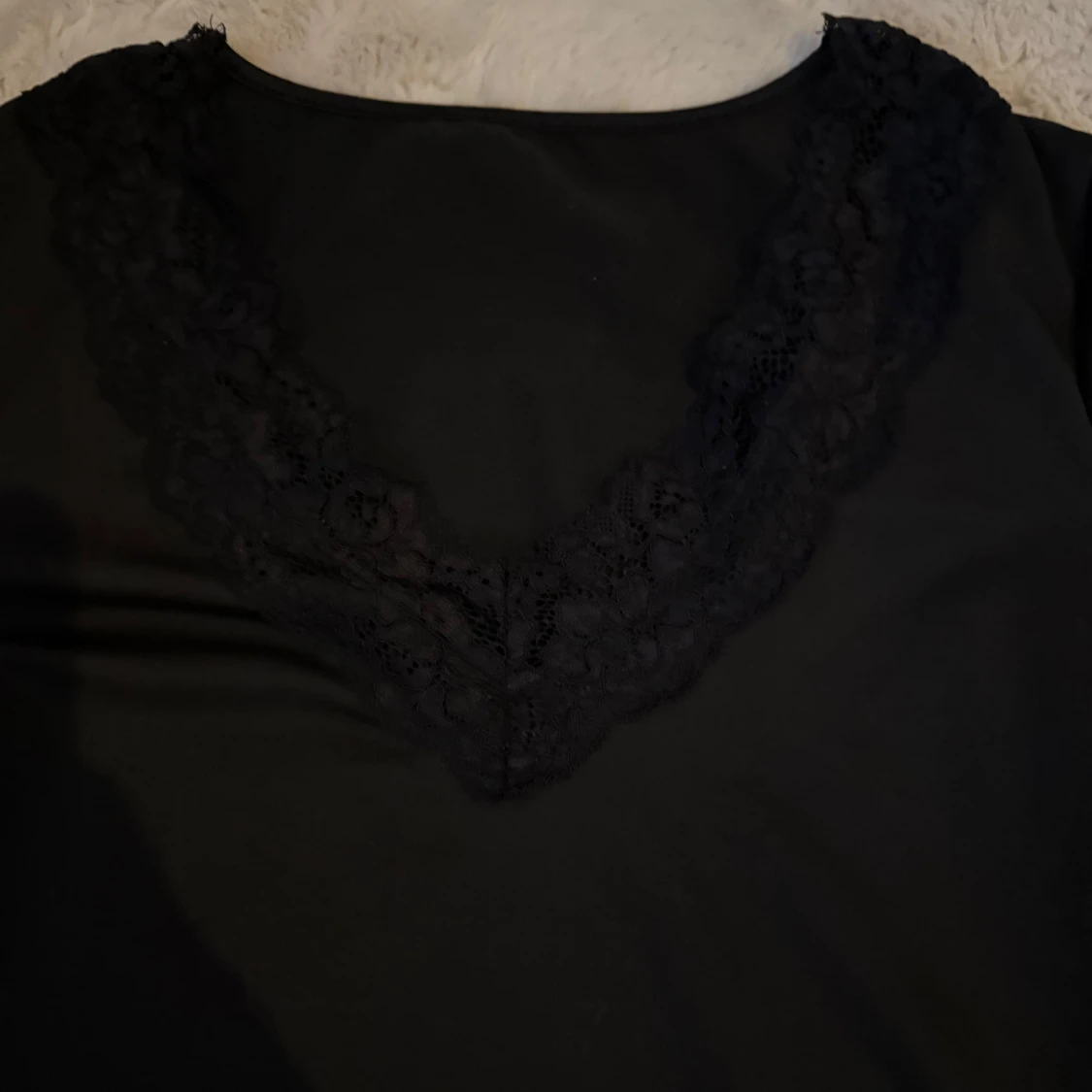 Svart långärmad topp med spetsdetaljer - 1