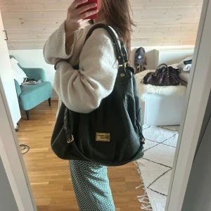Marc Jacobs väska  - Grön Marc Jacobs classic Q väska. Superfint skick och har inga skador förutom små märken på baksidan (bild 5). Skriv provet vid frågor!!