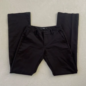 Lågmidjade kostymbyxor - Säljer ett par lågmidjade svarta kostymbyxor från bikbok i modellen Vera! Byxorna är i storlek 34 men jag har spretat upp de nertill, så de är 2-3cm längre. Annars finns de inga tecken på användning. Skriv ifall du är intresserad 🩷