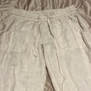 Lågmidjade linnebyxor - Det står M i men jag skulle säga att dom är xs❤️ low waist och vida i benen.