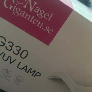 UV-lampa från Nagelgiganten - Säljer en praktisk UV-lampa modell G330 från Nagelgiganten. Perfekt för att härda gelnaglar hemma. Lampan är vit och kommer med en strömadapter. Enkel att använda och ger salongskvalitet på naglarna. Nypris 999kr