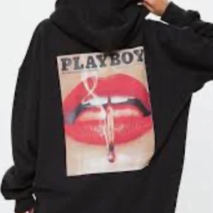 Oversized Playboy hoddie - Säljer nu min assnygga playboy hoddie då jag tyvärr inte får så mycket användning utav den. Den är väldigt oversized, haft den ett tag nu så lite nopprig är den men inget som märks! Osäker på nypris men runt 500 skulle jag kunna tänka mig. ❤️