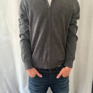 These glory days zip - Riktigt skön och stilren zip från these glory days. Perfekt för våren och sommar. Väldigt skön och tunn. Skriv om ni har frågor!