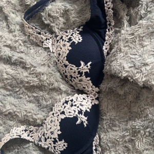 Mörkblå bh med spetsdetaljer - Elegant mörkblå bh med vackra spetsdetaljer. Från Intimissimi. Köptes för 599. Säljs för 400 Inga defekter och inte använd 🩵 