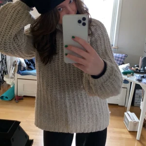 Beige stickad tröja - Säljer en mysig beige stickad tröja med grovt mönster. Tröjan har långa ärmar och en avslappnad passform. Storlek s. 