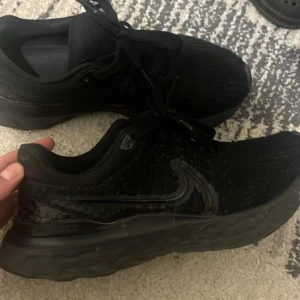 Nike skor  - Säljer ett par skor i storlek 36 som jag köpte för 2–3 år sedan. De är använda men fortfarande i väldigt bra skick och väldigt sköna. Nypriset var 1359kr, hör av dig vid intresse eller fler bilder! Pris kan diskuteras vid snabb affär. Mer