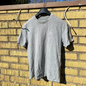 Grå t shirt från polar skate co - En skitskön t shirt från polar skate co köpt på streetlab i malmö. Skönt material men tröjan är använd en del. Ställ gärna frågor om det behövs👍