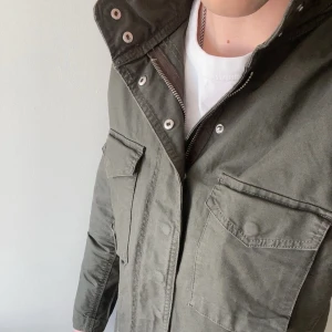 Grön Field Jacket  - Snygg grön field jacket i storlek 48/M (passar S bra också). Riktigt bra skick. Skriv vid minsta fundering! :) 